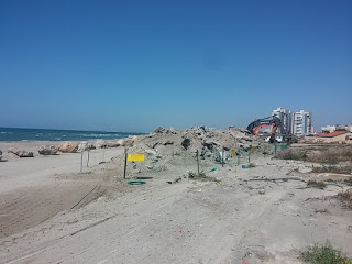 שומרים על הים: מפקחי רשות מקרקעי ישראל פינו את חוף כאן בקרית חיים ממרצפות וחשפו רצועת חוף חולית לרווחת הציבור