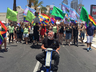 אילן גילאון ופעילי מרצ במצעד הגאווה באשדוד