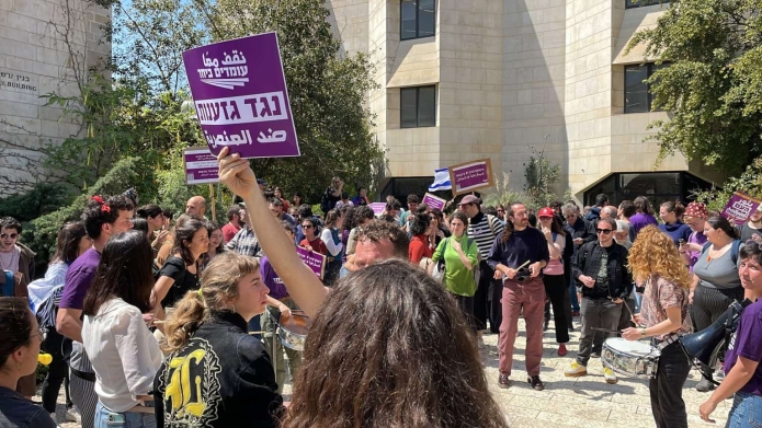 פעילי עומדים ביחד בהפגנה באוניברסיטה העברית