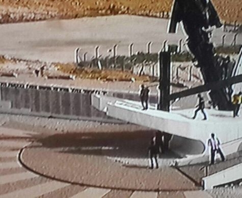   פלסטיני מסמן בוז ליד אנדרטת הבקעה