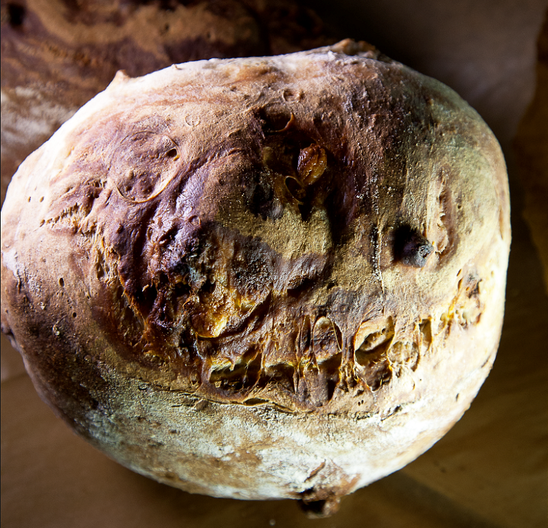 לחם שאור עם ערמונים, גבינת רוקפור ודבש. צילום – מנחם גרייבסקי