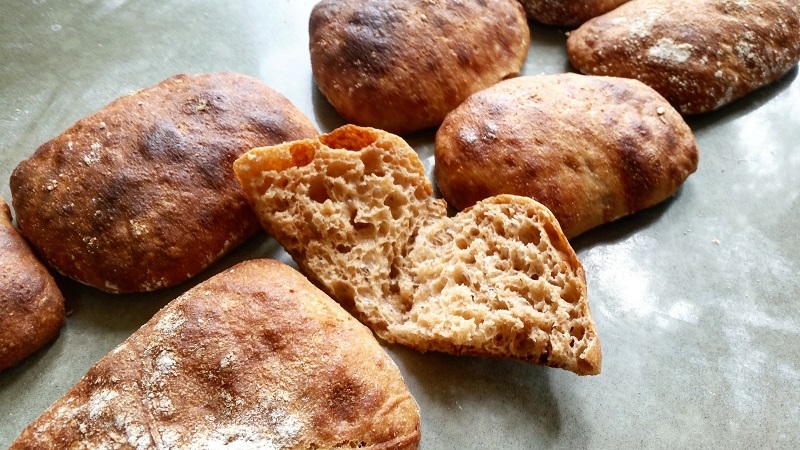 לחמניות "חלוקי נחל" מקמח לחם, קמח כוסמין וגבינת פקורינו. צילום: סער מור