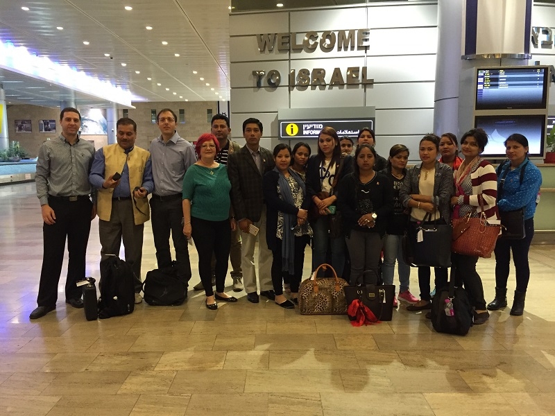 קבוצה ראשונה של 14 עובדי סיעוד מנפאל נחתה אתמול בישראל