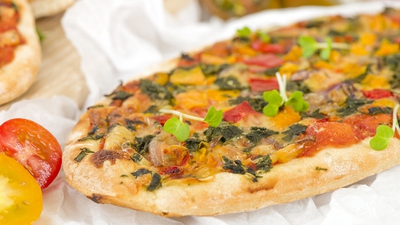 פיצה טבעונית עם ירקות מקמח כוסמין ללא שמרים