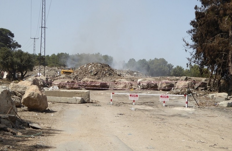מצבור פסולת בלתי חוקי שהוקם על אדמות מדינה בגבעת טנטור, סמוך לכפר ג'דיידה-מכר מזרחית לעכו
