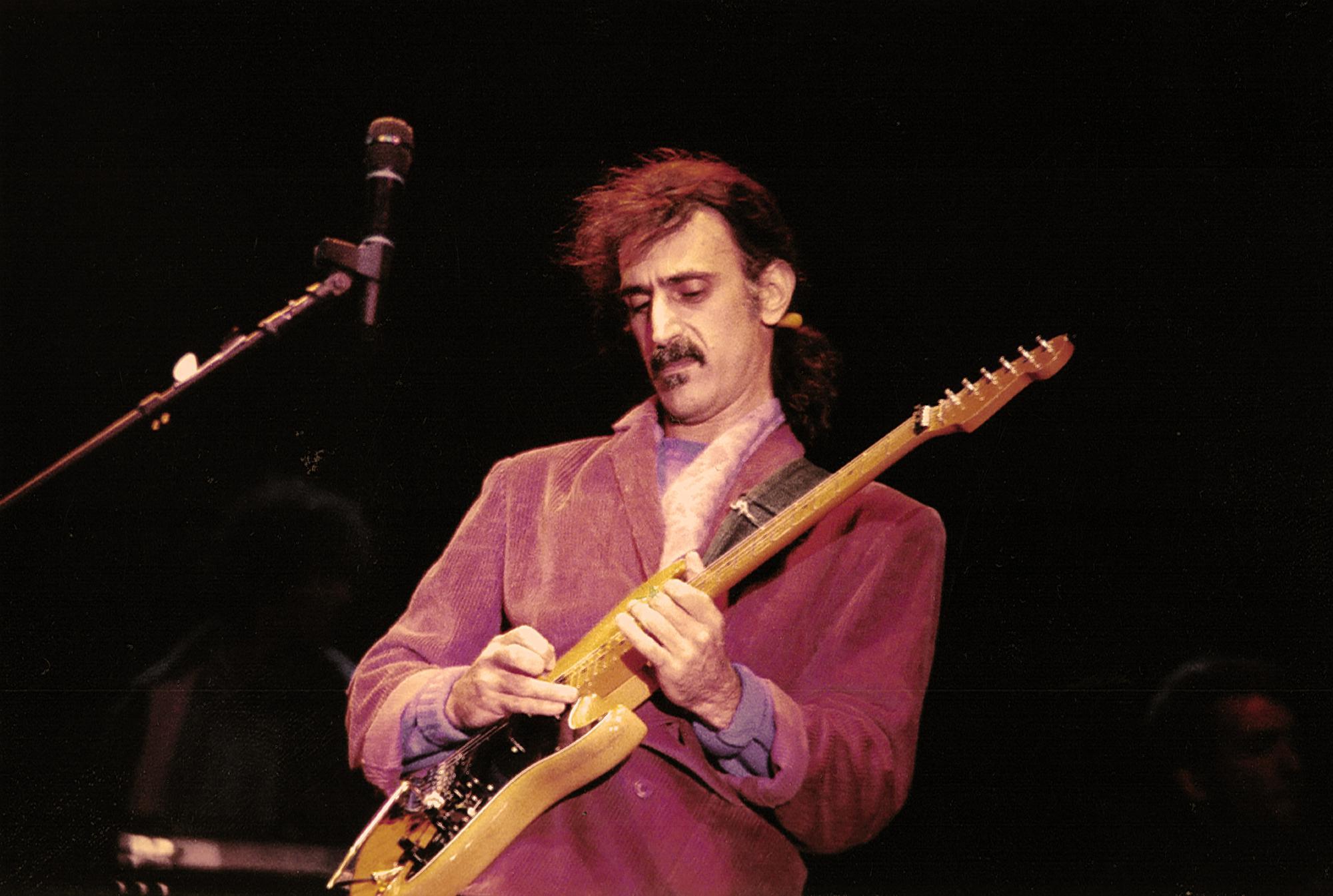  פרנק זאפה- במילותיו- Frank Zappa, Photo by Frank Deimel, Courtesy of Sony Pictures Classics