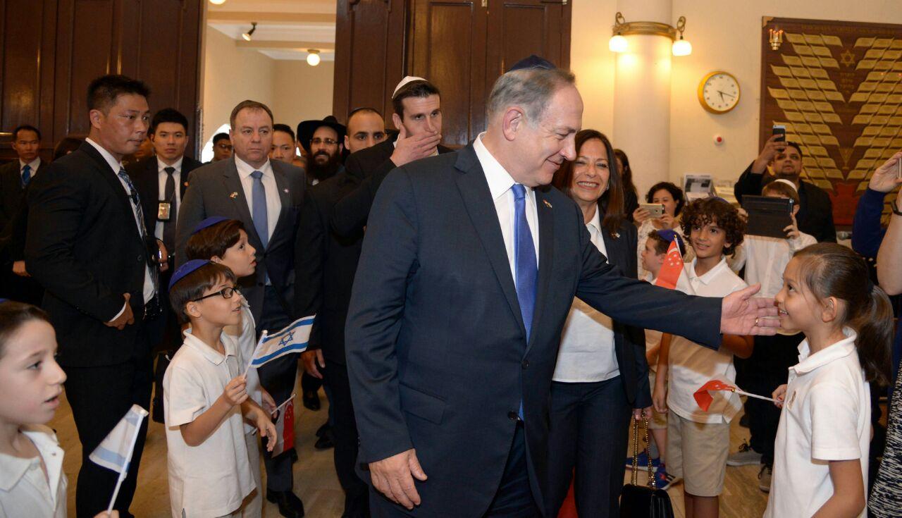 ראש הממשלה בנימין נתניהו ביקר את הקהילה היהודית בסינגפור בבית הכנסת מגן אבות