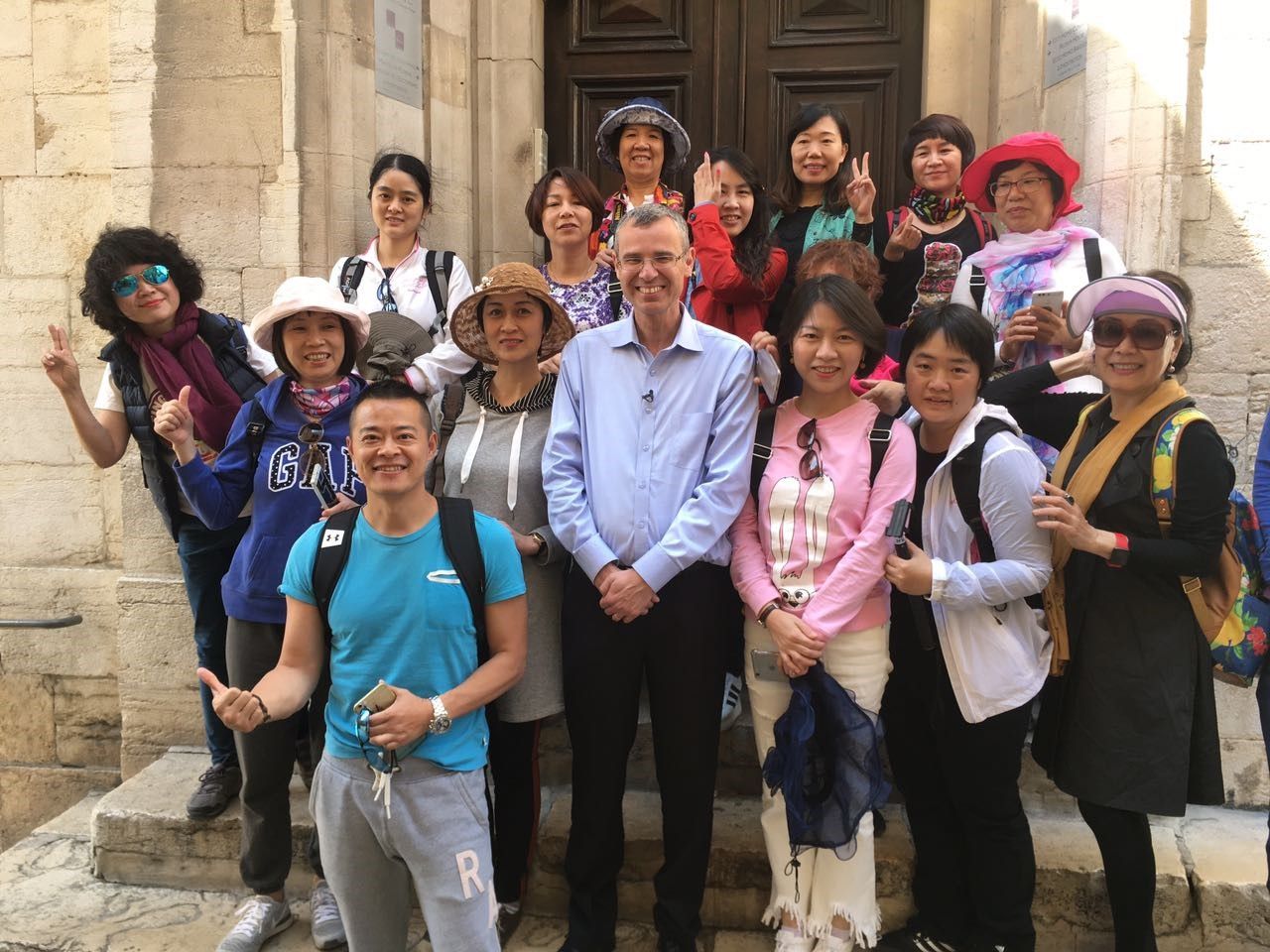שר התיירות, יריב לוין עם תיירים מסין בעיר העתיקה בירושלים