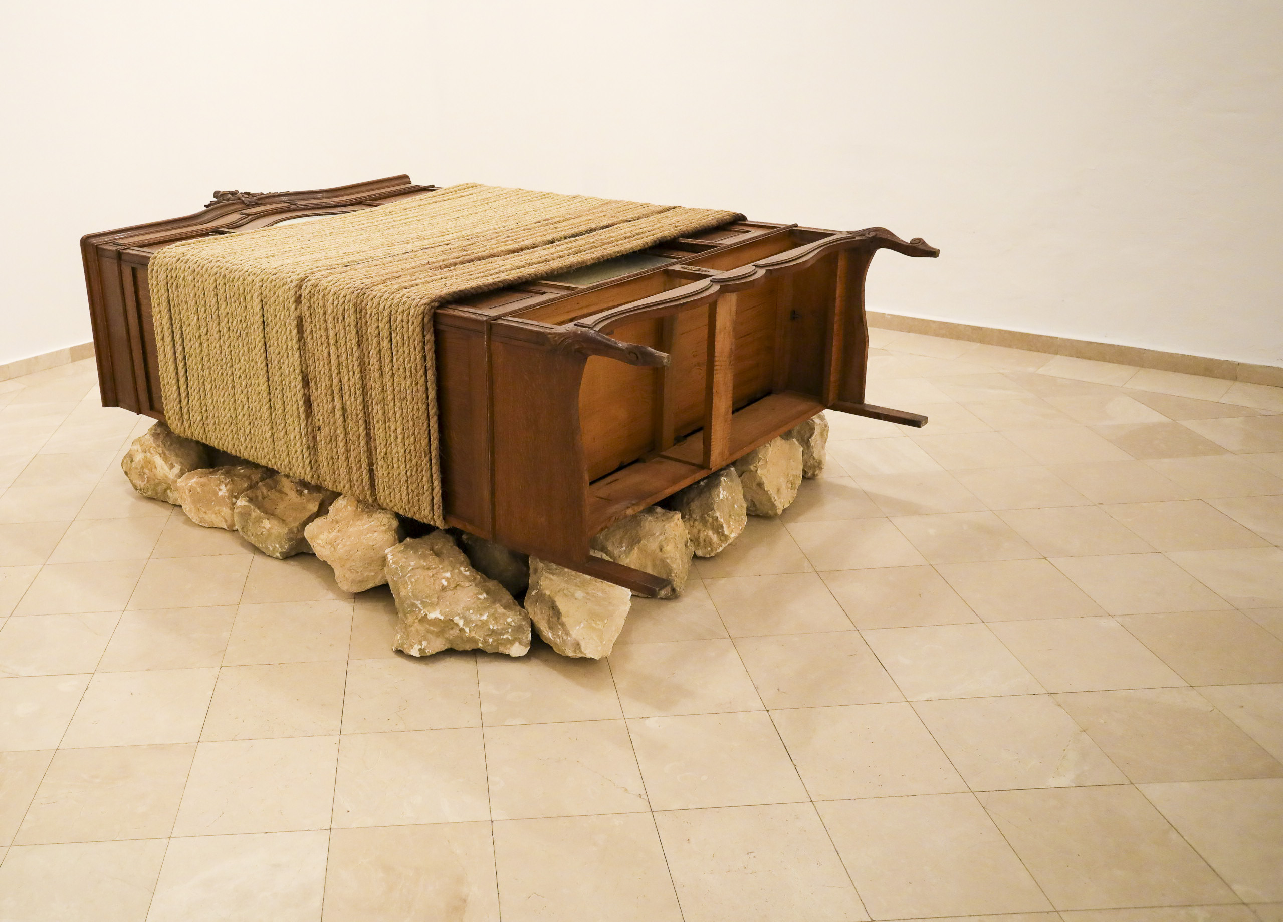 שיח-גלריה בתערוכה של יאניס קונליס - האמן אייל אסולין בשיחה עם דליה מנור