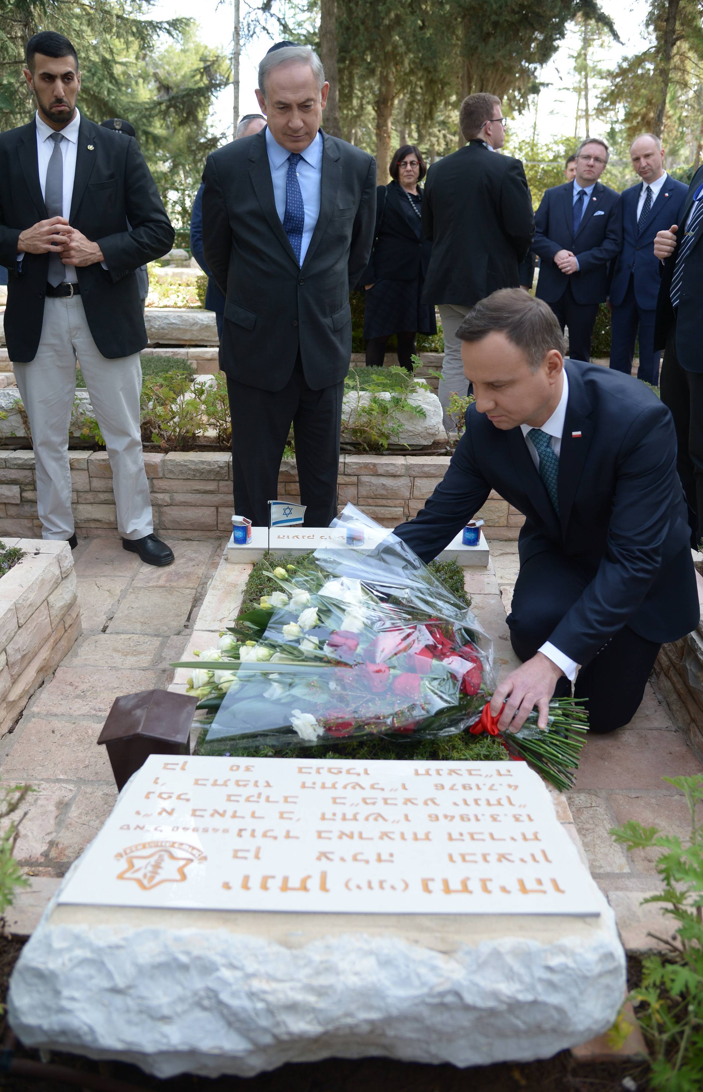 נשיא פולין אנדז'יי דודה בהנחת זר על קברו של סא''ל יוני נתניהו ז''ל