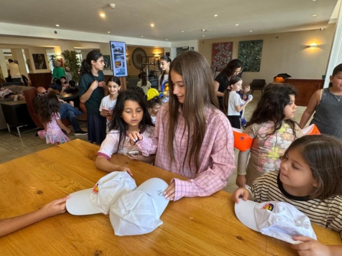ילדים בפעילות עם אביגיל ויסמן בנופש. צילום: האגודה למלחמה בסרטן