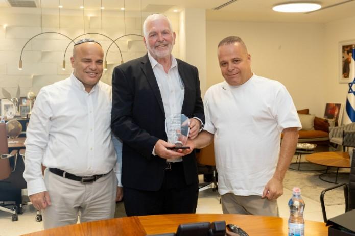 המשמר היוצא והמשמר הנכנס בהנהלת מוסדות החינוך באשקלון. צילום: סיון מטודי