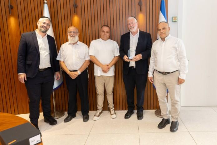 המנהלים הפורשים מקבלים את אות המגן בלשכת ראש העיר. צילום: סיון מטודי