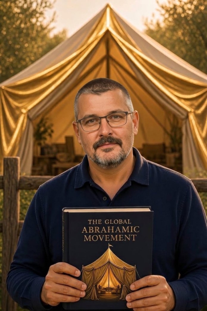 תום וגנר אוחז בספר "The Global Abrahamic Movement" על רקע אוהל — סמל התנועה האברהמית. צילום: באדיבות התנועה האברהמית