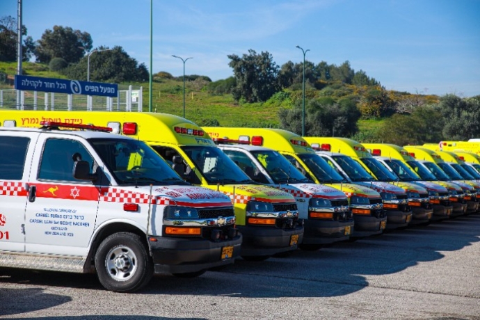 אמבולנסים וניידות טיפול נמרץ של מגן דוד אדום. צילום: איתמר כרמון