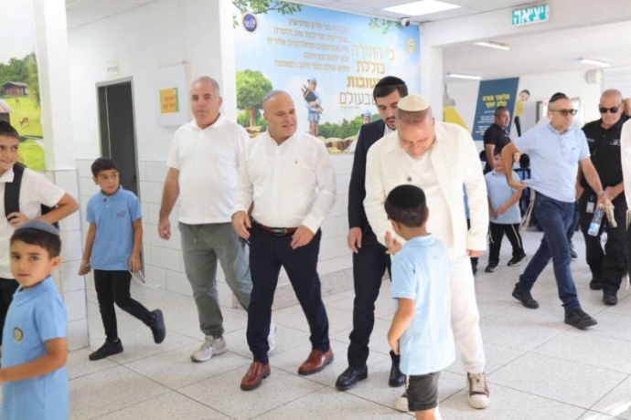 פתיחת שנת הלימודים באשקלון: ביקור ראש העיר תומר גלאם בתלמוד תורה 'פלא יועץ'. צילום: אלדד עובדיה | סיון מטודי