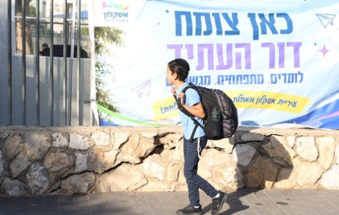 בכירי עיריית אשקלון בסיור פתיחת שנת הלימודים בתלמוד תורה 'פלא יועץ'. צילום: אלדד עובדיה | סיון מטודי