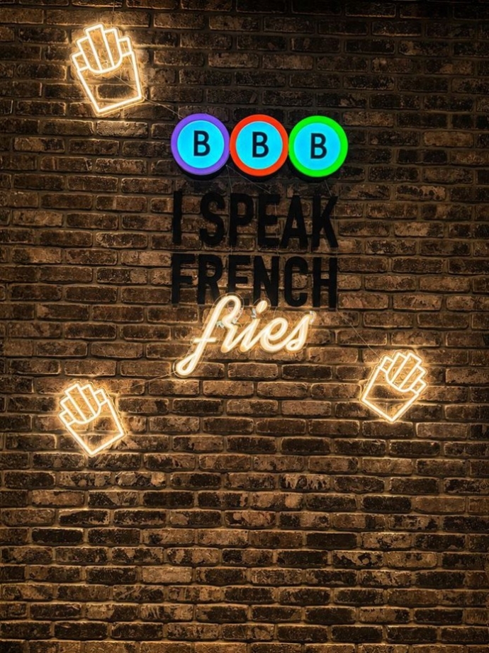 הבר בסניף BBB רמת החייל. צילום: לי גולדשטיין