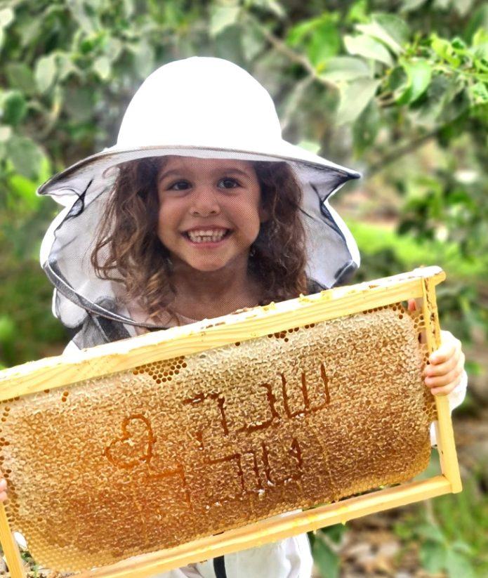ענבל סימון. צילום: משק דבורים סימון
