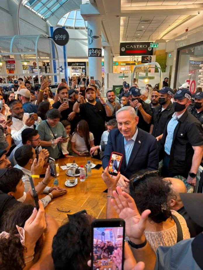ראש הממשלה בנימין נתניהו בקפה גרג בקניון השרון בנתניה. צילום: אסף לוי