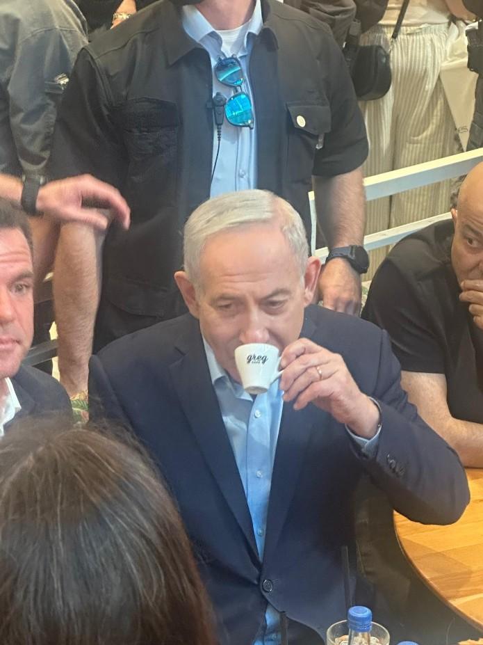 זכיין הסניף דניאל סויסה מארח את ראש הממשלה ופמלייתו. צילום: אסף לוי