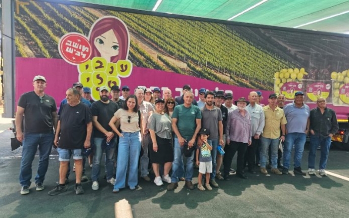 סיור ארגון מגדלי הפירות בכרמי "ענבי טלי" במושב לכיש. צילום: ארגון מגדלי הפירות בישראל