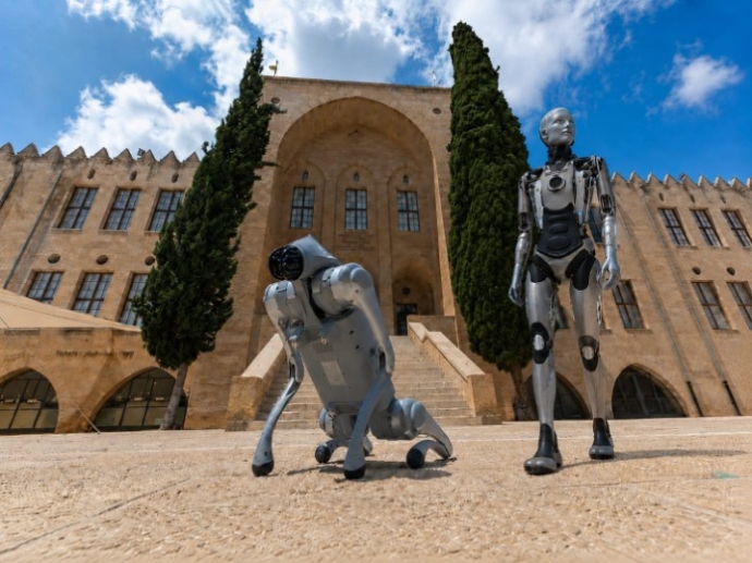הרובוטית אמקה והכלב הרובוטי בתצוגת הרובוטים במדעטק חיפה. צילום: מושון תמיר