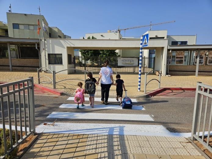 עוברים את הכביש בבטחה. צילום: דוברות מד"א