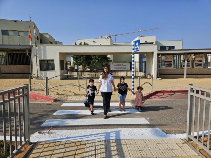 עוברים את הכביש בבטחה. צילום: דוברות מד