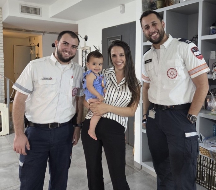 צוות מד"א חוגג לתינוקת הילה את יום הולדתה הראשון. צילום: דוברות מד"א