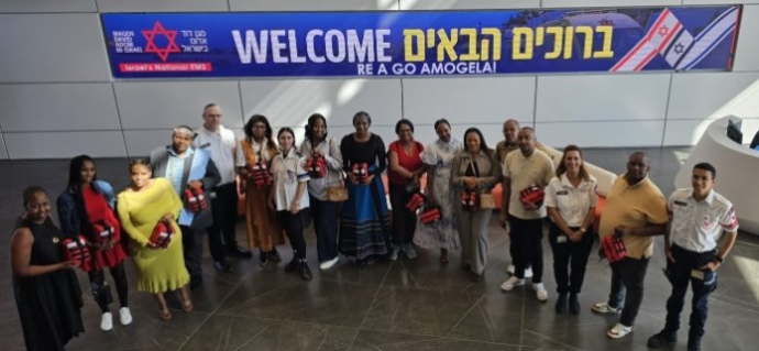 חברי המשלחת המלכותית מדרום אפריקה בסיור בקריית מד