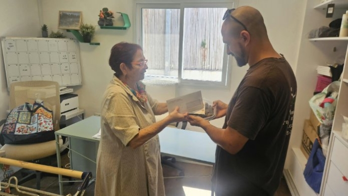 נתינה לקראת החג. צילום: משפחה אחת