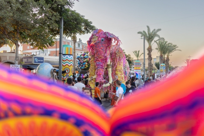 דמות פיל ענקית בתהלוכה ברחוב הרצל באופקים. צילום: דור פזואלו