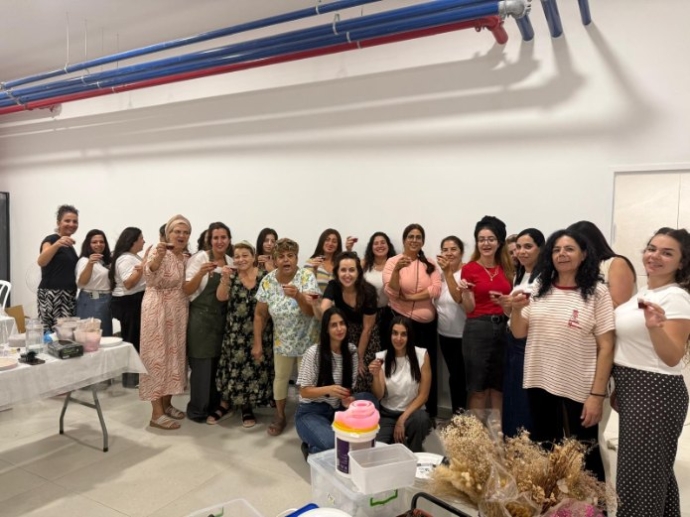 נשות אופקים בסדנת בטון פולימרי בשכונת אפיקי נחל. צילום: דוברות עיריית אופקים