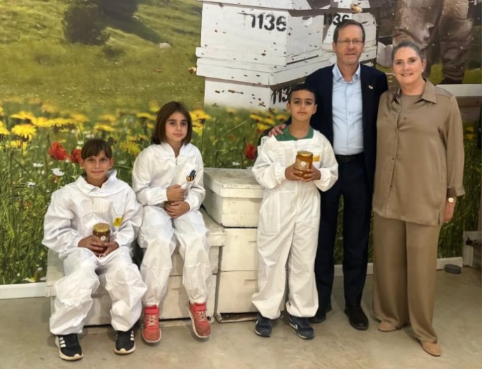 נשיא המדינה ורעייתו עם דבוראים צעירים. צילום: המועצה להאבקה ודבש