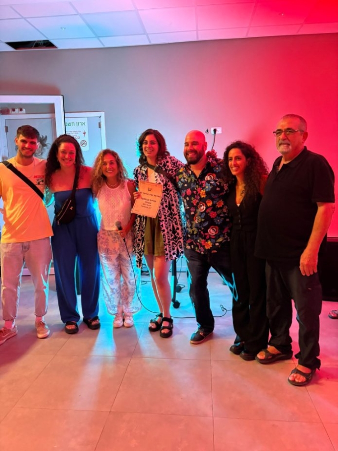 קאסט ההצגה "רק בשמחות" עם עירית פרנק. צילום: יח"צ