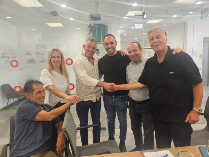 מעמד חתימת ההסכם הקיבוצי במפעל סאסאטק. צילום: דוברות ההסתדרות