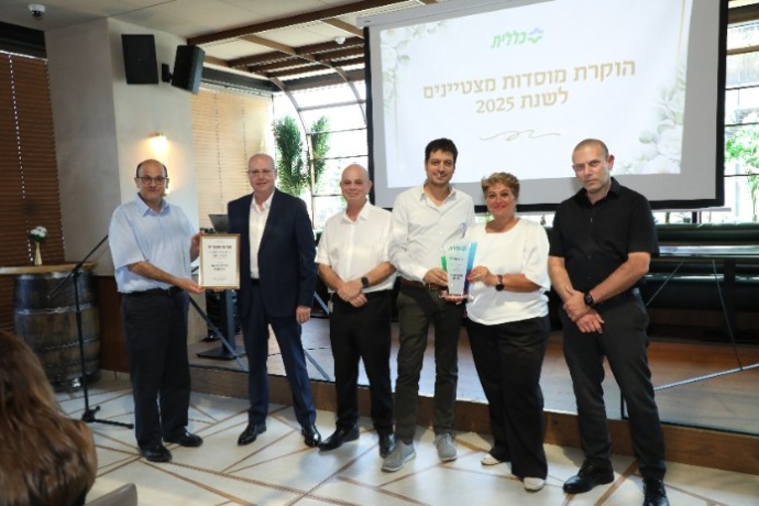 פרופ' איתן וירטהיים, מנכ"ל כללית, מעניק את אות ההצטיינות לפרופ' שלומי קודש, מנהל סורוקה, ולנציגי ההנהלה. צילום: מוטי מרדכי אלחנתי