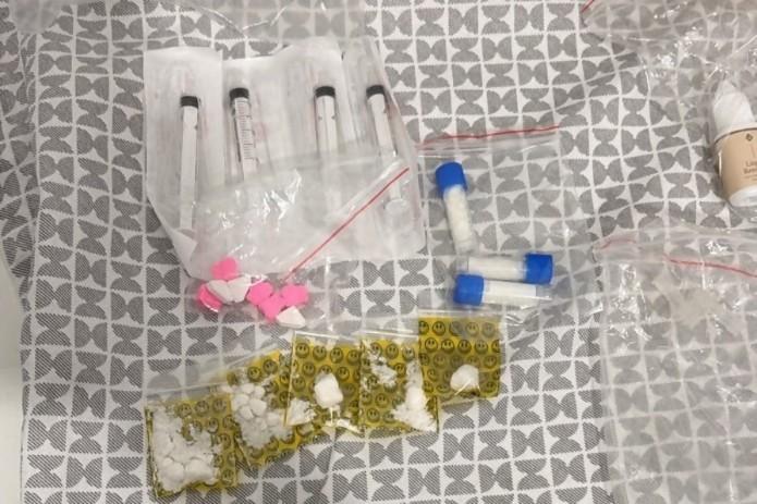 בקבוקוני הסם שנתפסו במשלוח שהגיע מאנגליה דרך טורקיה. צילום: דוברות רשות המסים