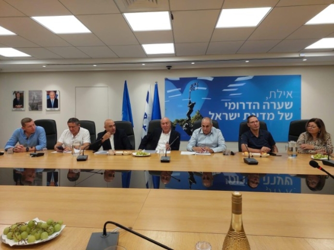 חתימת ההסכם להקמת מתקן לייצור דגיגי טונה באילת. צילום: משרד החקלאות וביטחון המזון