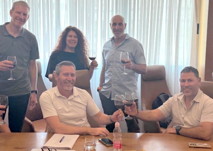 מימין לשמאל: מיכאל כרסנטי, רן אלישע, רונית גלס, גיא גלס וישי קרניאל. צילום: יח"צ