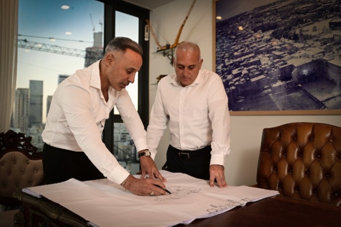 משמאל: יחיאל בן חמו, מנכ"ל יוזמות פיתוח נדל"ן, ומור חן, יו"ר הדירקטוריון. צילום: גרכאן