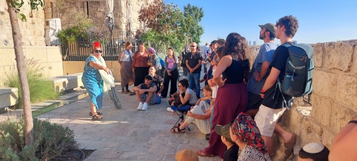 סיור במנהרת הזמן במערת צדקיהו. צילום: פמ