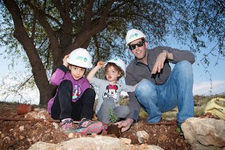 מאות עובדי חברת נתיבי ישראל וילדיהם השתתפו במבצע השבה לטבע של גיאופיטים (פקעות פרחים)  לתוואי כביש 85 החדש- הכביש הירוק ביותר בישראל שנפתח לתנועה