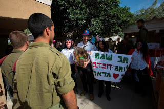 כחלק ממסורת פורים, יצאו מתנדבי הנוער של מד"א רמת גן לחלק משלוחי מנות לחיילי צה"ל.