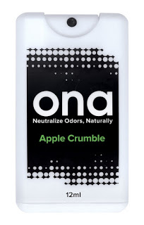 ONA Card– תרסיס מנטרל ריחות קומפקטי בגודל של כרטיס אשראי. צילום – אונה ישראל