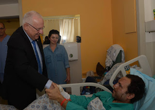 הנשיא ריבלין מבקר את פצועי הפיגוע בירושלים. צילום: עמוס בן גרשום/לע"מ