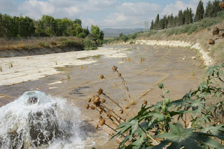 פתח הגלשת תוספת המים אל נחל קישון באזור עמק יזרעאל. צילום: יונתן שביט , רשות נחל הקישון