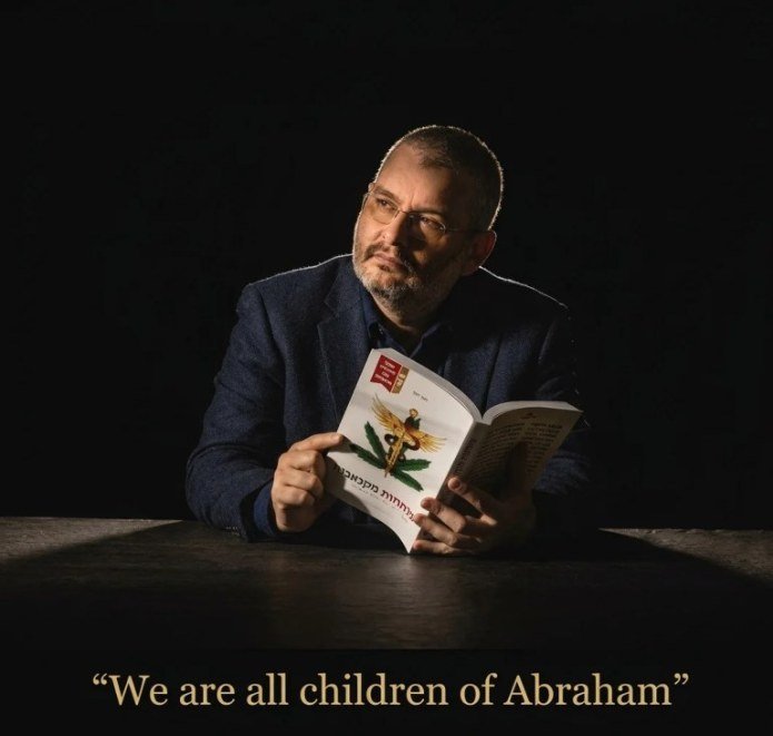 הספר "המהפכה האברהמית" והמשפט שליווה את הערב בבת חפר: "כולנו בניו של אברהם" | צילום: Faith & Freedom News