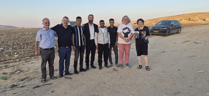 תמונה קבוצתית בסיום המפגש, על דרך עפר בין גבעות הנגב | צילום: צילום: התנועה האברהמית